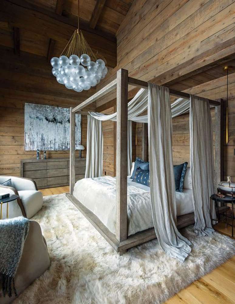 23. Cama de madeira com dossel e cortinas – Via: Mountain Living