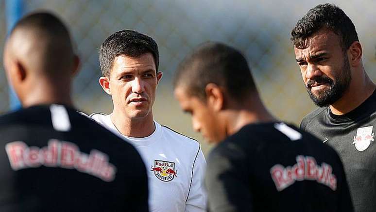 Maurício Barbieri conversa com seus comandados do Red Bull Bragantino