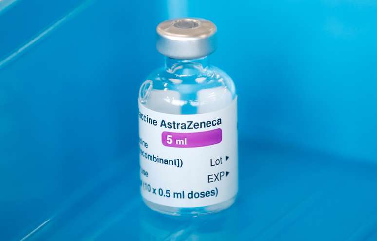 Frasco de vacina contra Covid-19 Oxford/AstraZeneca em Basingstoke, no Reino Unido
04/02/2021 REUTERS/Peter Cziborra