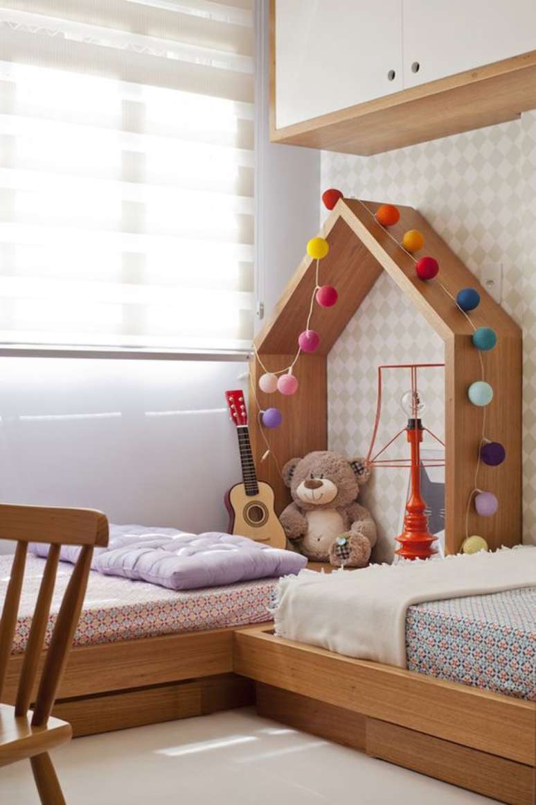 7. Quarto com cama de madeira infantil – Via: Constance Zahn