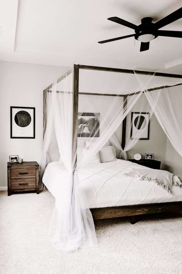 32. Cama de madeira com dossel – Via: Pinterest