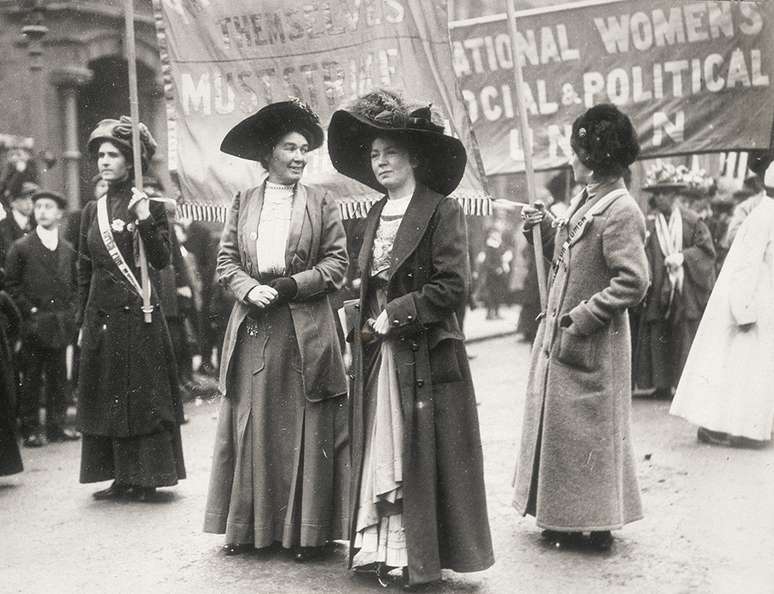 Selbit convidou a famosa sufragista britânica Christabel Pankhurst (ao centro) - filha de Emmeline Pankhurst - para ser a mulher supostamente cortada em dois durante seu truque