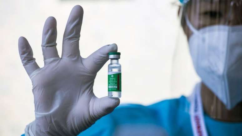 A AstraZeneca enfrenta problemas em duas de suas fábricas, o que atrasou entregas de sua vacina