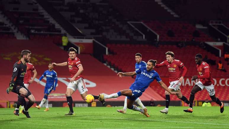 Momento do gol de Calvert-Lewin nos acréscimos da partida no Old Trafford (Foto: MICHAEL REGAN / POOL / AFP)