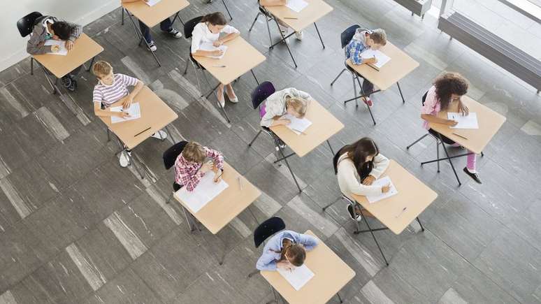 'Os pais ricos podem passar seus privil&eacute;gios aos filhos, n&atilde;o deixando grandes propriedades, mas dando-lhes vantagens educacionais e culturais para serem admitidos nas universidades'