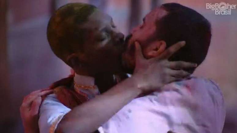 Lucas Penteado e Gilberto se beijaram durante a festa do 'BBB'