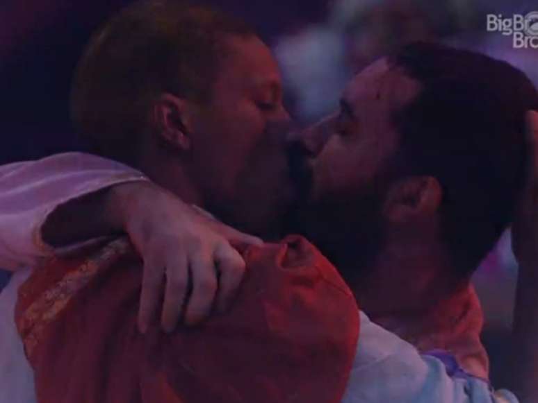 O beijão de Lucas e Gil desafia o duplo preconceito imposto ao negro gay ou bi