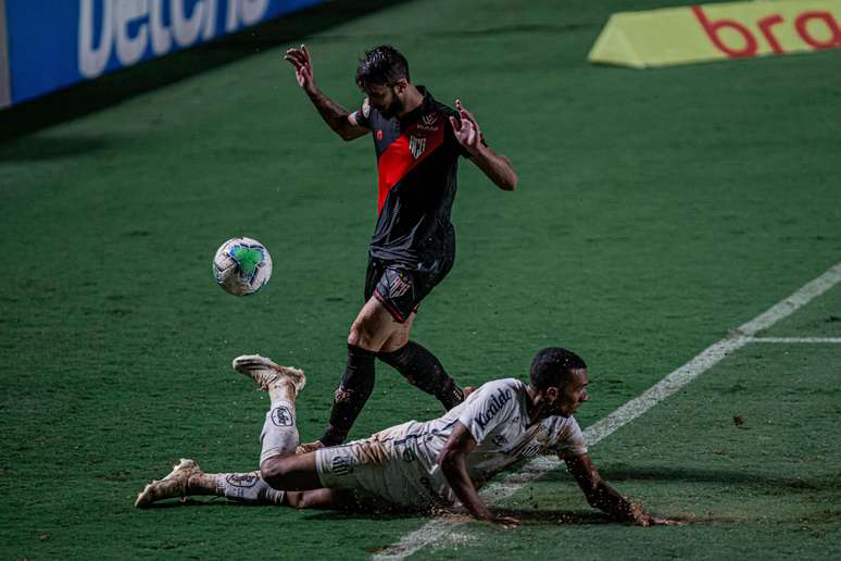 Matheus Vargas jogador do Atletico-GO disputa lance com Baliero jogador do Santos durante partida no estadio Antonio Accioly pelo campeonato Brasileiro A 2020
