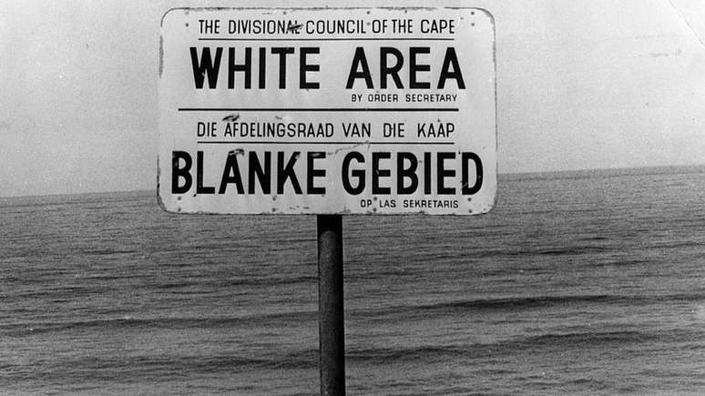 As leis do apartheid privilegiavam os brancos e separavam os sul-africanos por raça, como mostra essa placa antiga