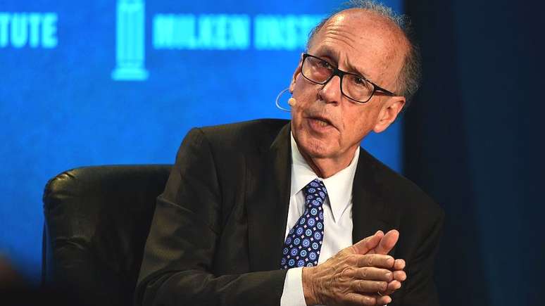 Stephen Roach, professor da Universidade de Yale e ex-presidente do banco de investimentos Morgan Stanley na &Aacute;sia, prev&ecirc; queda de 35% do d&oacute;lar at&eacute; o final de 2021