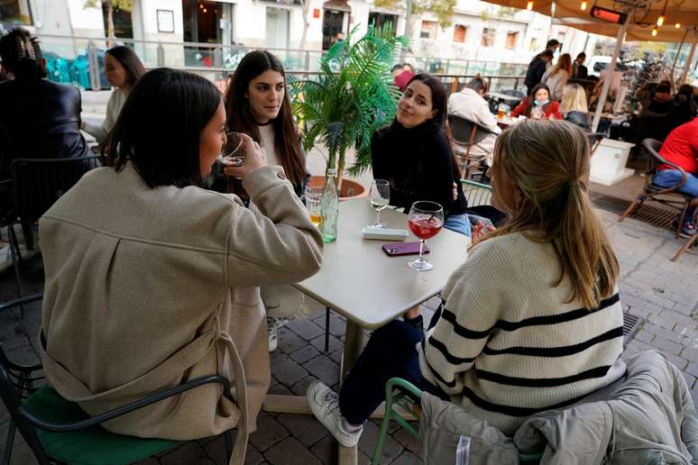 Francesas em restaurante de Madri em meio à pandemia de Covid-19
05/02/2021 REUTERS/Juan Medina