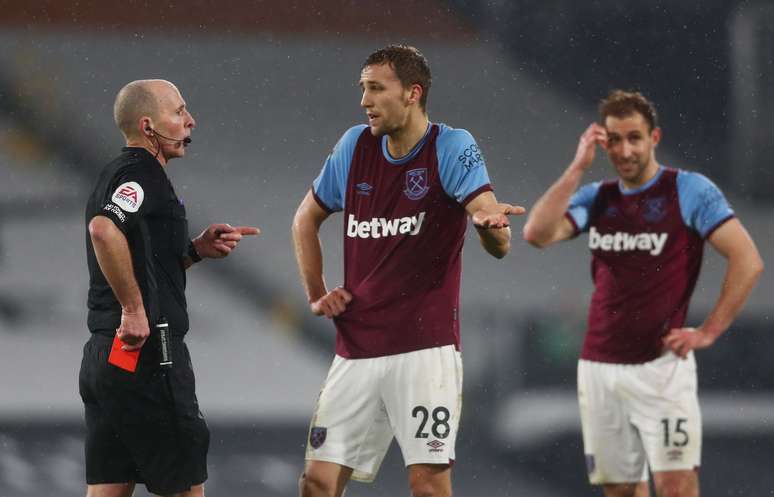 Árbitro inglês Mike Dean mostra cartão vermelho a Tomas Soucek, do West Ham
06/02/2021
Pool via REUTERS/Clive Rose