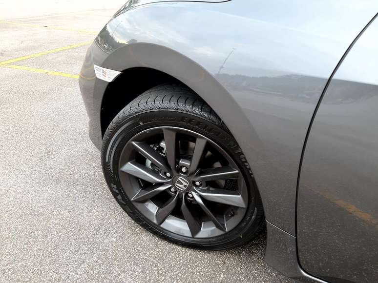 Civic EX tem rodas aro 17 com dez raios e pneus largos, medidas 215/50.
