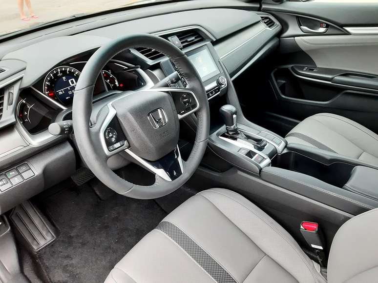 Interior do Civic EX tem acabamento de couro e 7,2 litros de porta-objetos.