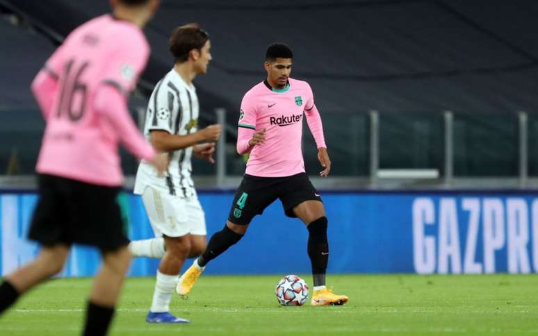 Ronald Araújo é dúvida para jogo da Champions League (Foto: Miguel Ruiz / Barcelona)