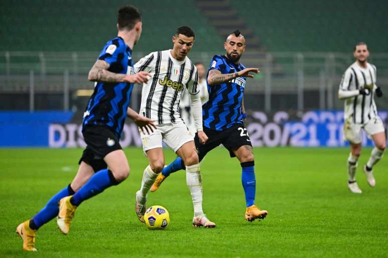 Cristiano Ronaldo foi o craque da partida de ida, no San Siro (Foto: MIGUEL MEDINA / AFP)