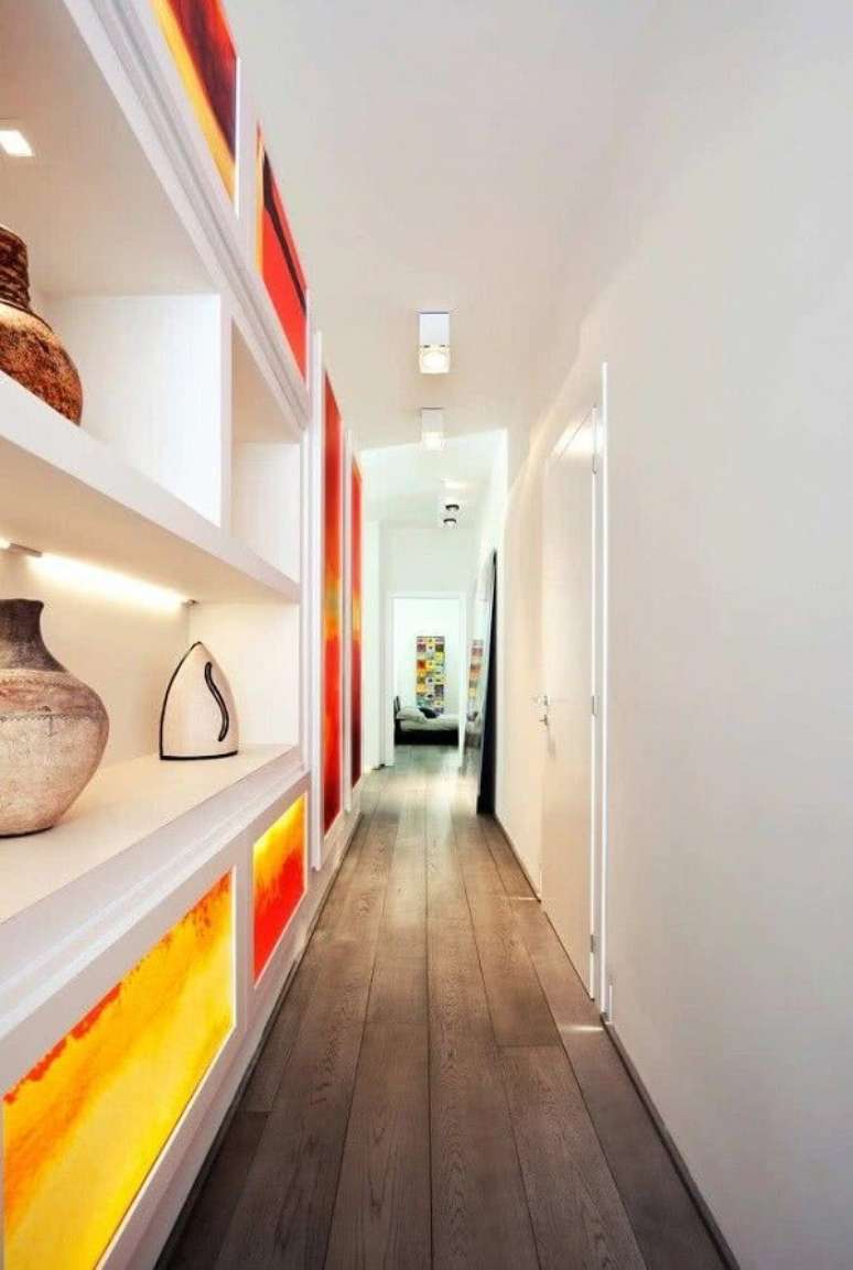 11. A luminária para corredor branca traz neutralidade ao ambiente com portas de armários coloridos e vibrantes. Fonte: Pinterest