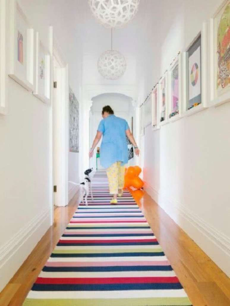 51. A luminária para corredor interno branca se harmoniza com o tapete colorido. Fonte: Pinterest