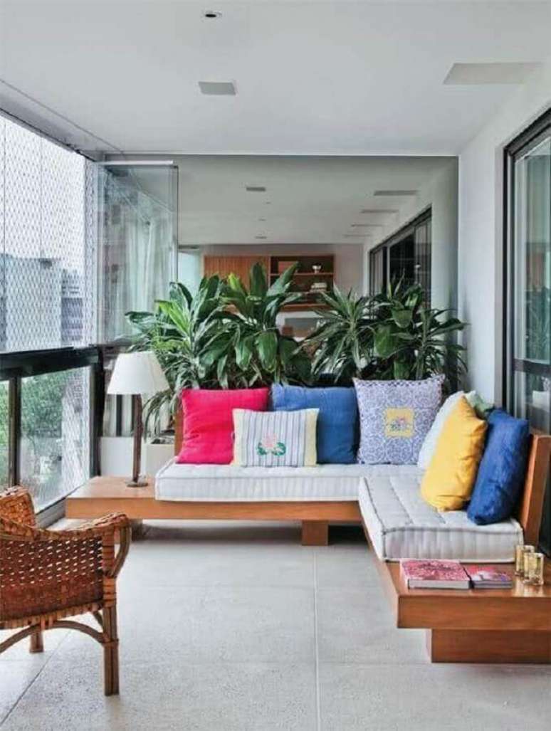 1. A decoração de varanda pode render um ambiente confortável e funcional em sua casa – Foto: Archzine