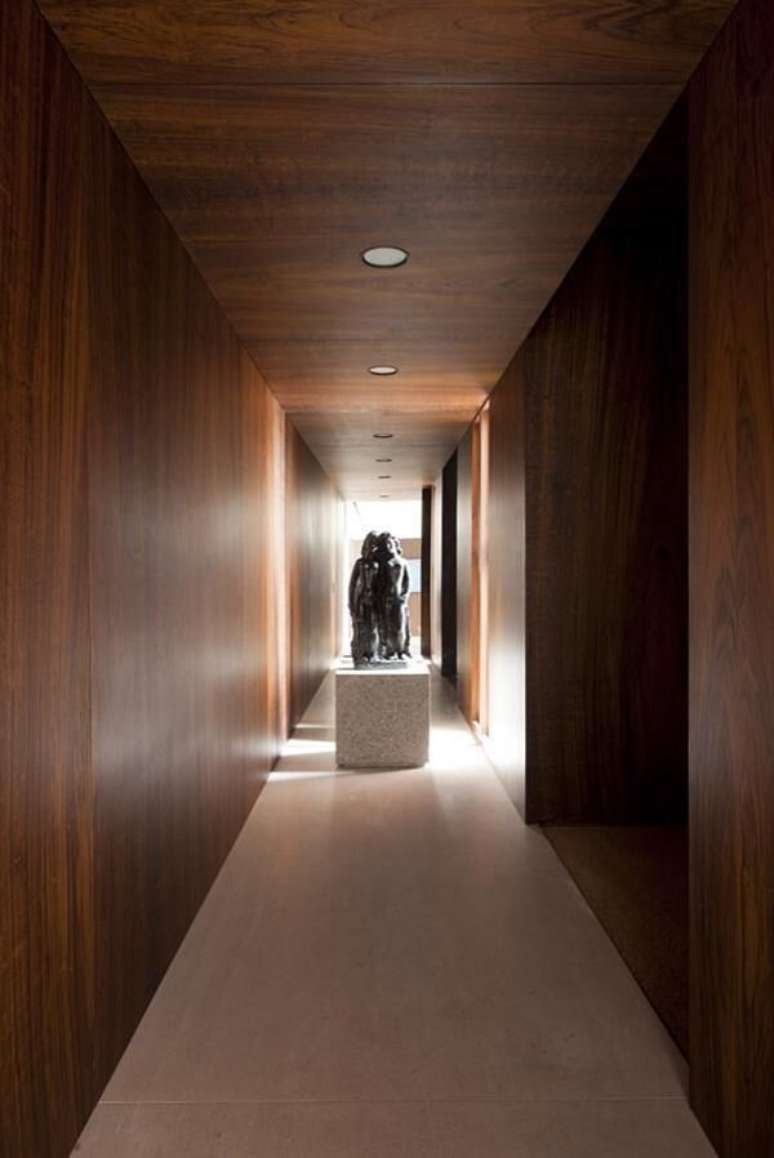27. Ambiente rústico com luminária para corredor interno embutida. Projeto por Felipe Hess