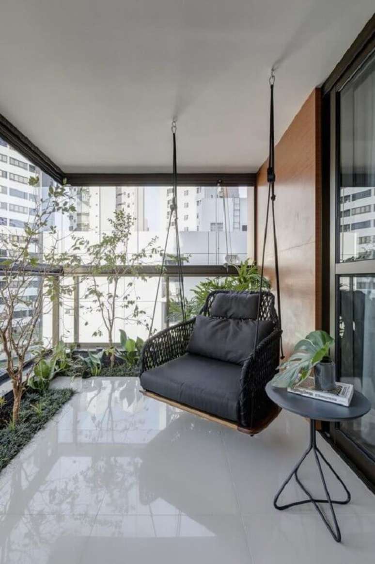 12. Balanço suspenso para decoração de varanda de apartamento moderno – Foto: GAM arquitetos