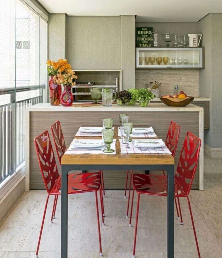 13. Cadeiras vermelhas para decoração de varanda gourmet com churrasqueira – Foto: Pinterest