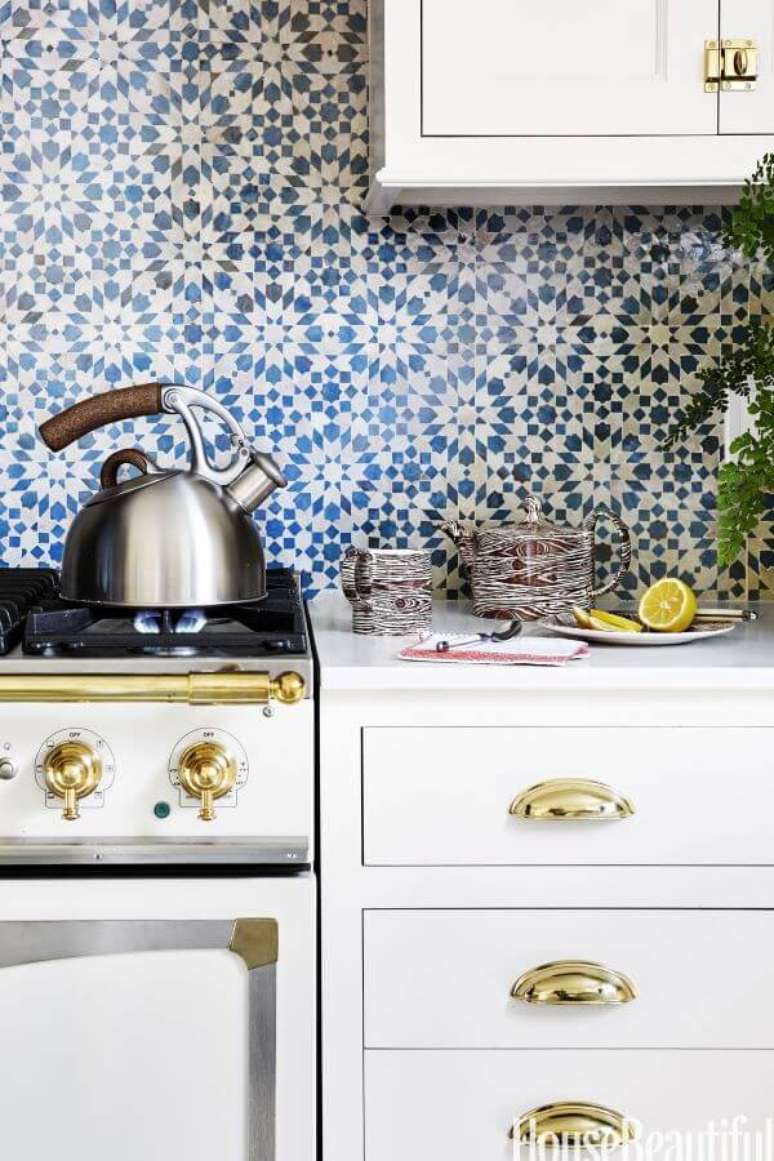 34. Cozinha com revestimento geom&eacute;trico azul &ndash; Via: House Beautiful