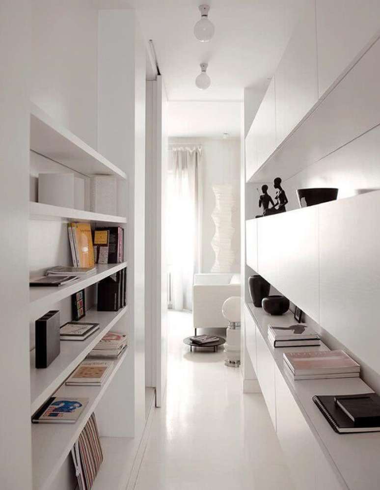 31. Decoração clean com móveis e luminária para corredor interno branca. Fonte: Pinterest