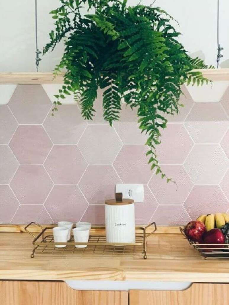37. Decora&ccedil;&atilde;o com revestimento hexagonal na cozinha &ndash; Via: Apartamento 203