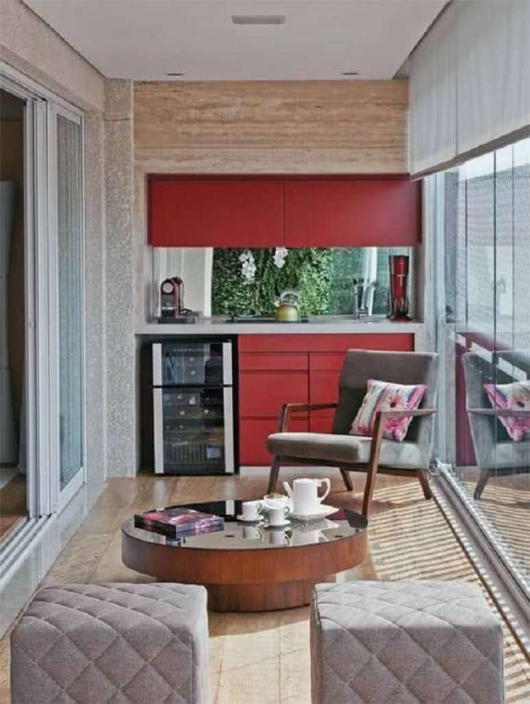 16. Cantinho de café planejado com armários vermelhos para decoração de varanda de apartamento – Foto: Lolafá