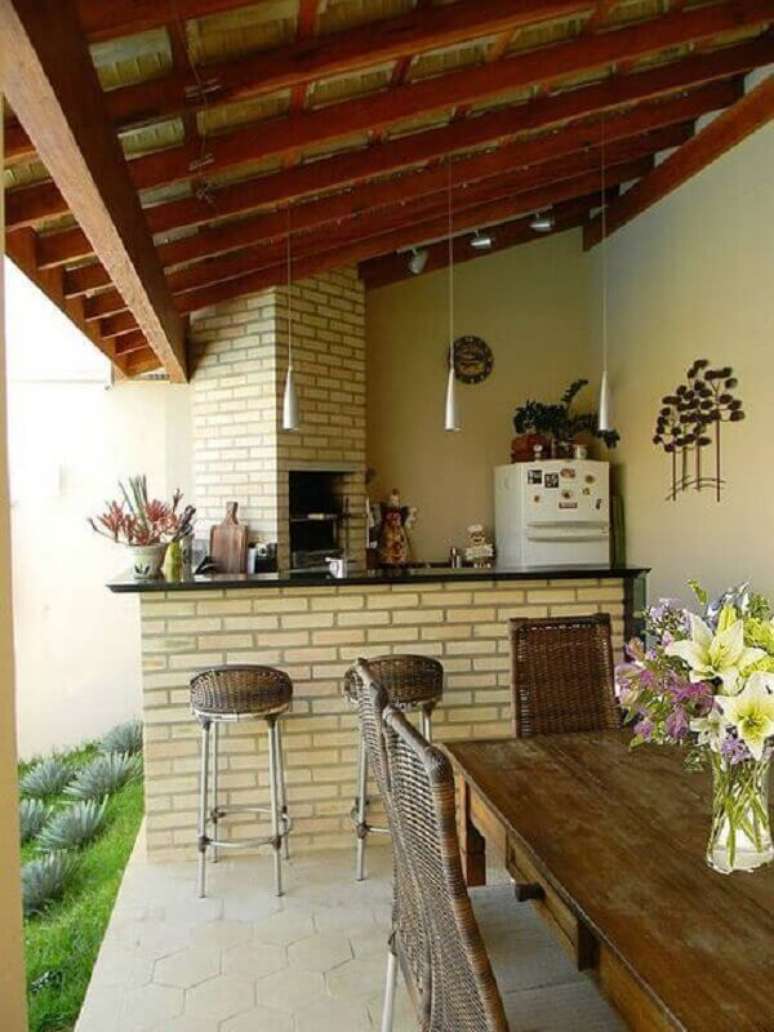 10. Decoração de varanda externa simples com churrasqueira e jardim – Foto: Homify