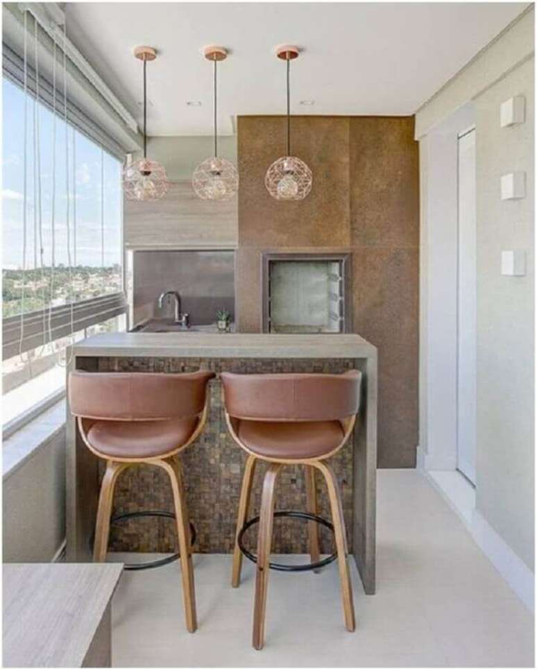 23. Decora&ccedil;&atilde;o de varanda pequena com churrasqueira e bancada pequena &ndash; Foto: Hist&oacute;rias de Casa