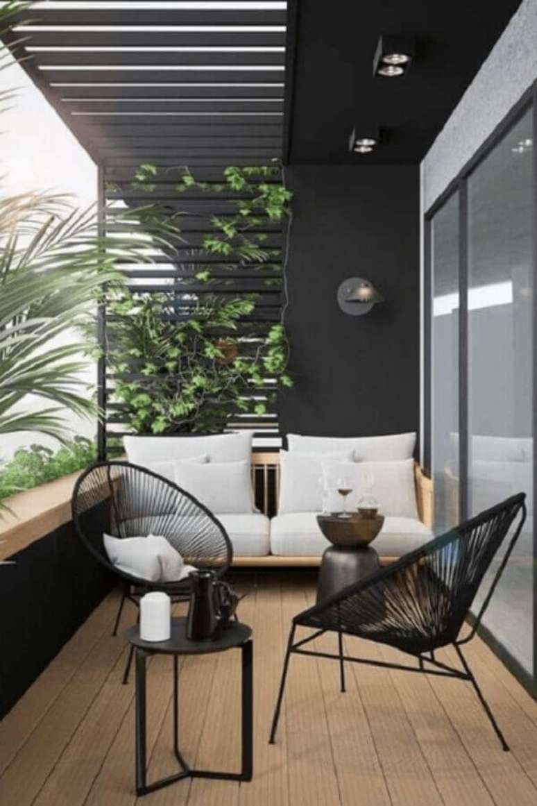 27. Decora&ccedil;&atilde;o de varanda moderna preta com madeira &ndash; Foto: Simply Design Life