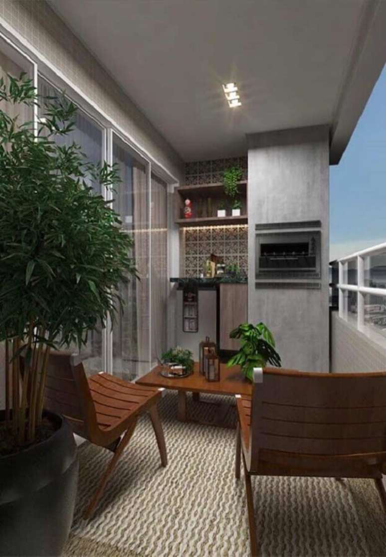 29. Decora&ccedil;&atilde;o de varanda pequena com churrasqueira e poltronas de madeira &ndash; Foto: Pinterest