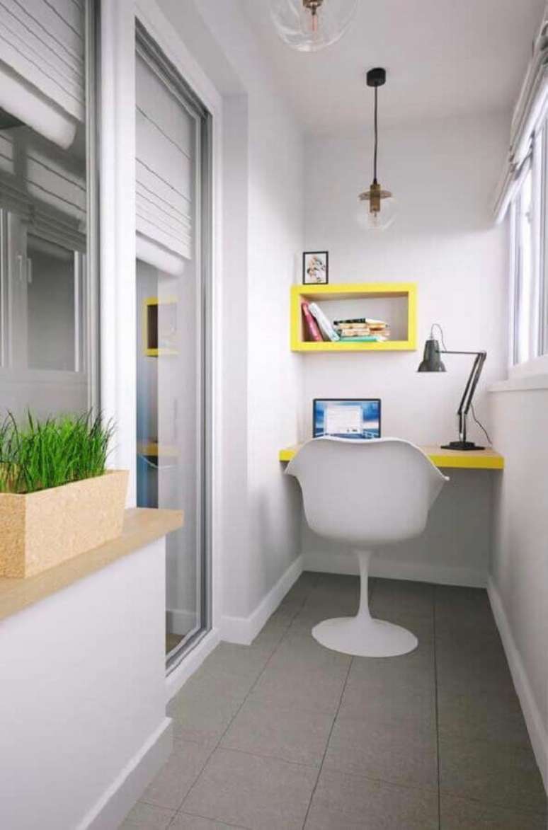 30. Decoração de varanda pequena com home office branco e amarelo – Foto: Lolafá