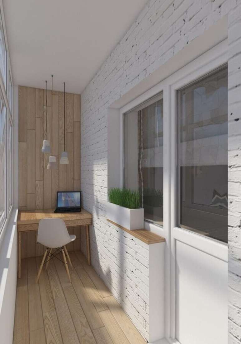 5. Decoração de varanda pequena com home office minimalista – Foto: Pinterest