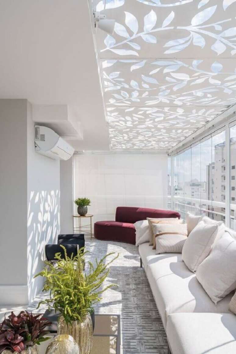 35. Varanda de apartamento decorada toda branca com sofás confortáveis – Foto: Casa de Valentina