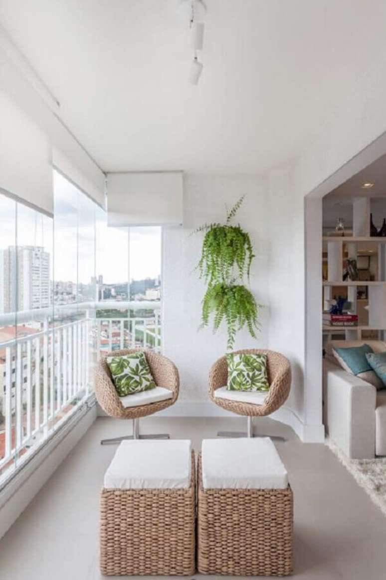 40. Móveis de fibras naturais para varanda de apartamento decorada toda branca – Foto: Homify