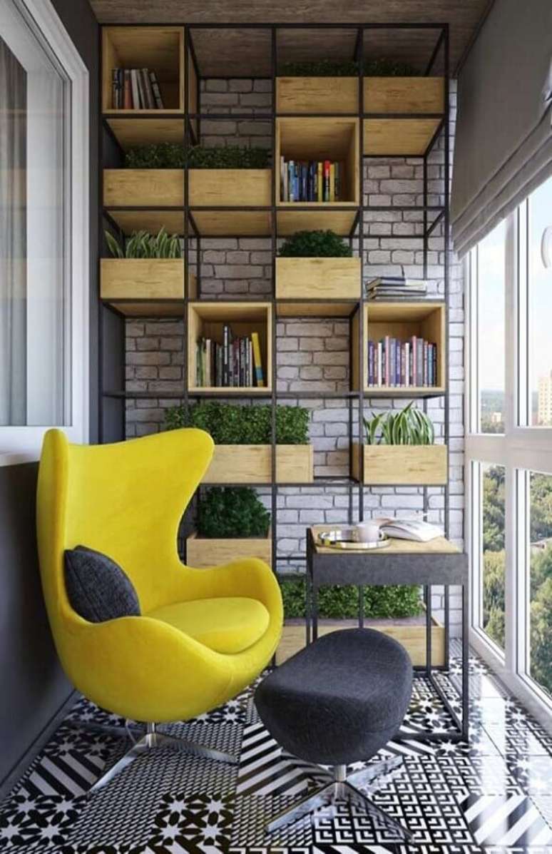 44. Poltrona amarela confortável para decoração de varanda pequena moderna com estante industrial – Foto: Behance