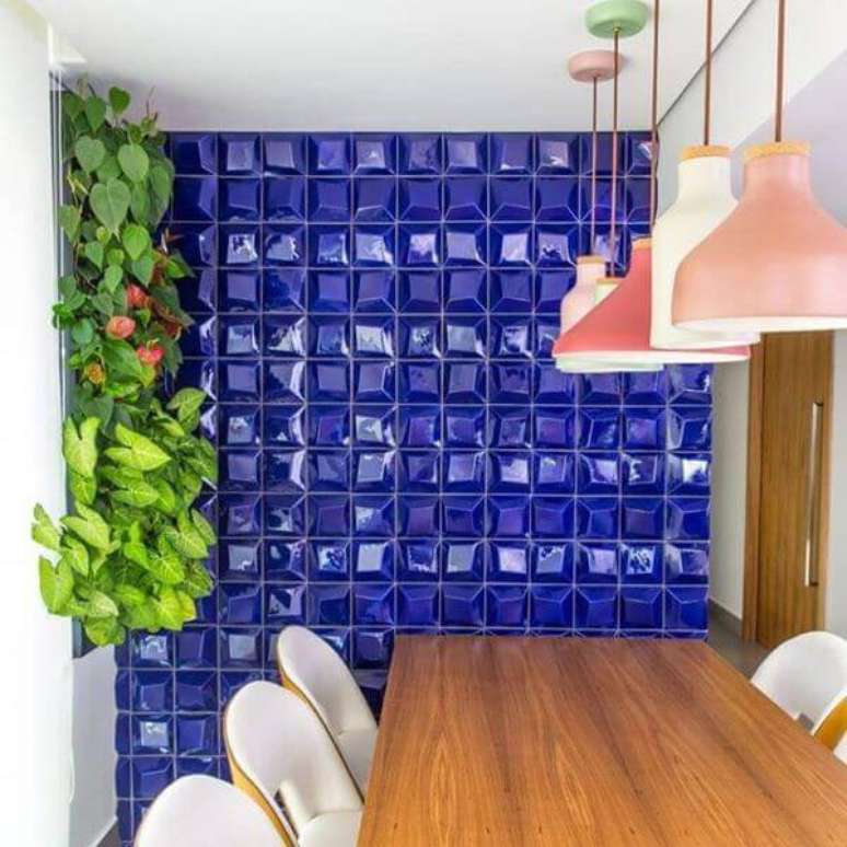 42. Revestimento geométrico azul para sala de jantar – Via: Pinterest