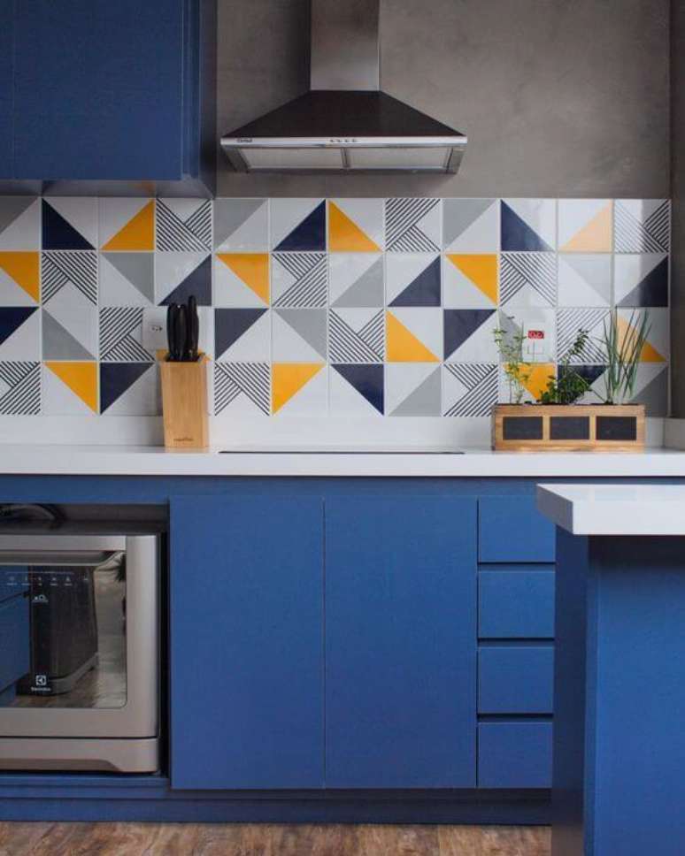 46. Cozinha azul com revestimento de triângulos amarelos – Via: Pinterest