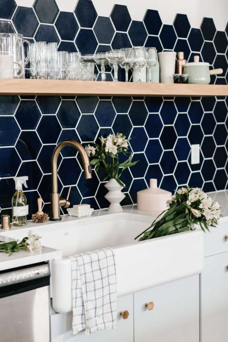 50. Cozinha com revestimento azul marinho hexagonal &ndash; Via: Fireclay Tile