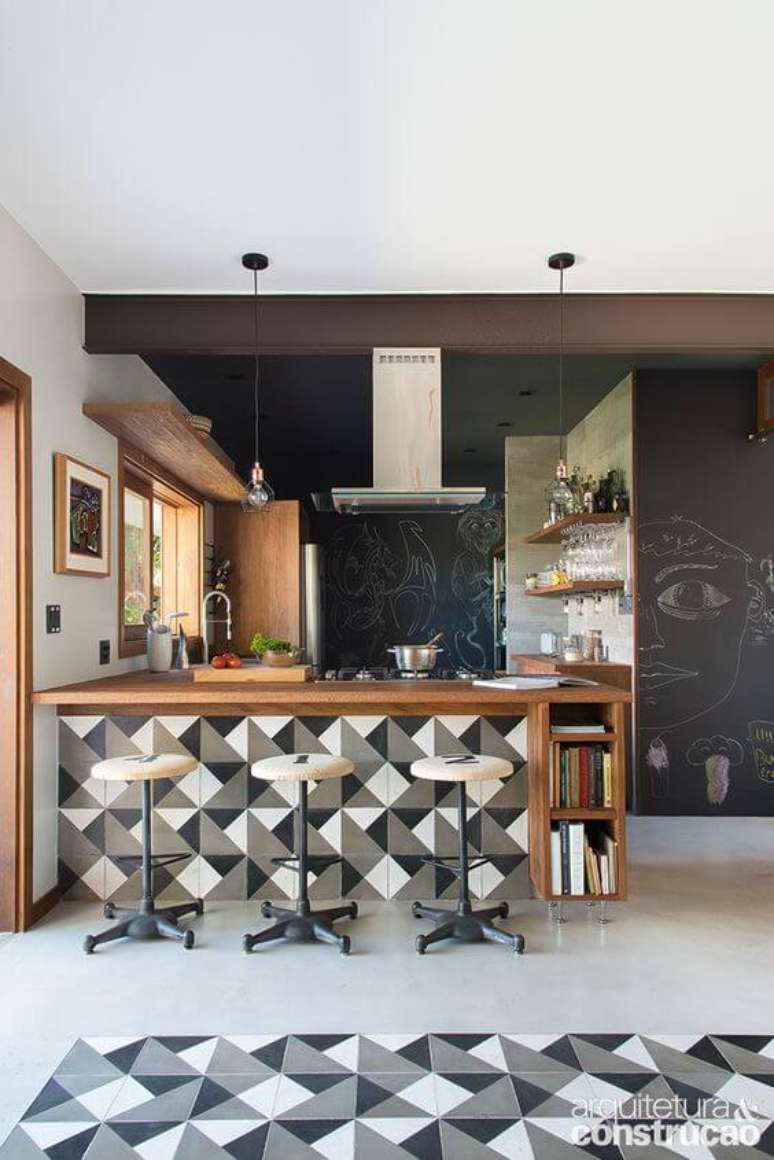 3. Cozinha com revestimento geométrico cinza e branco – via: Arquitetura e Construção