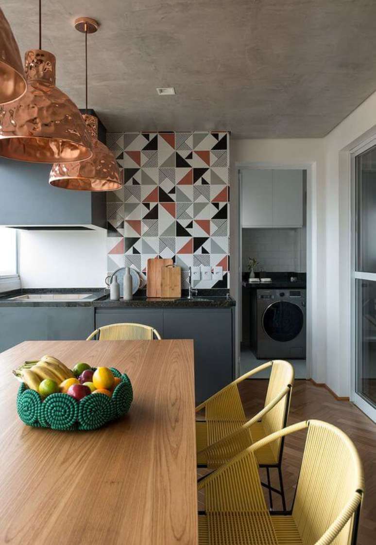 18. Cozinha com parede de revestimento colorido &ndash; Via: casa de Valentina