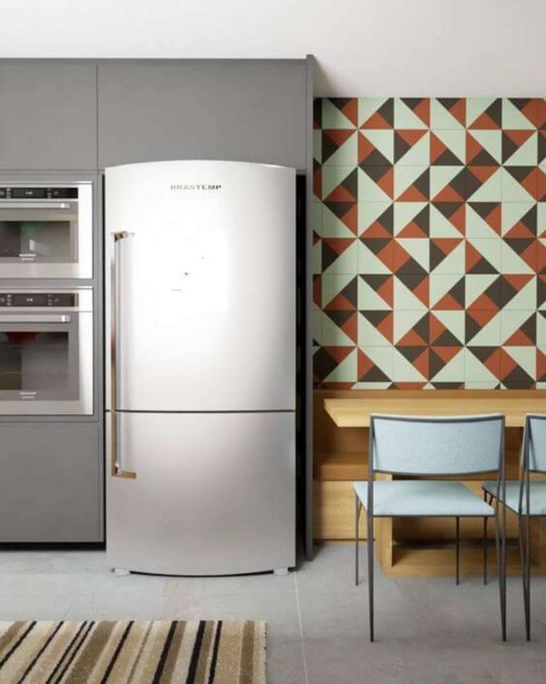 19. Parede na cozinha com revestimento geom&eacute;trico &ndash; Via: Pinterest