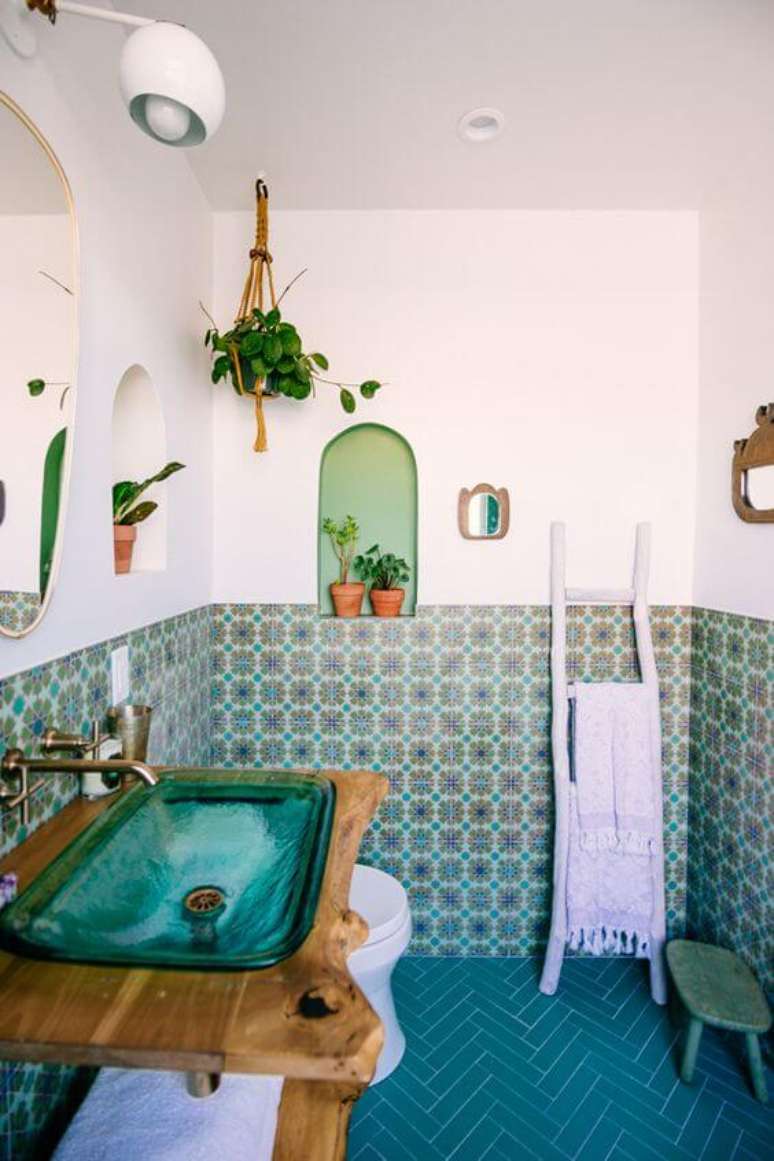 5. Banheiro com revestimento verde e azul – Via: Pinterest