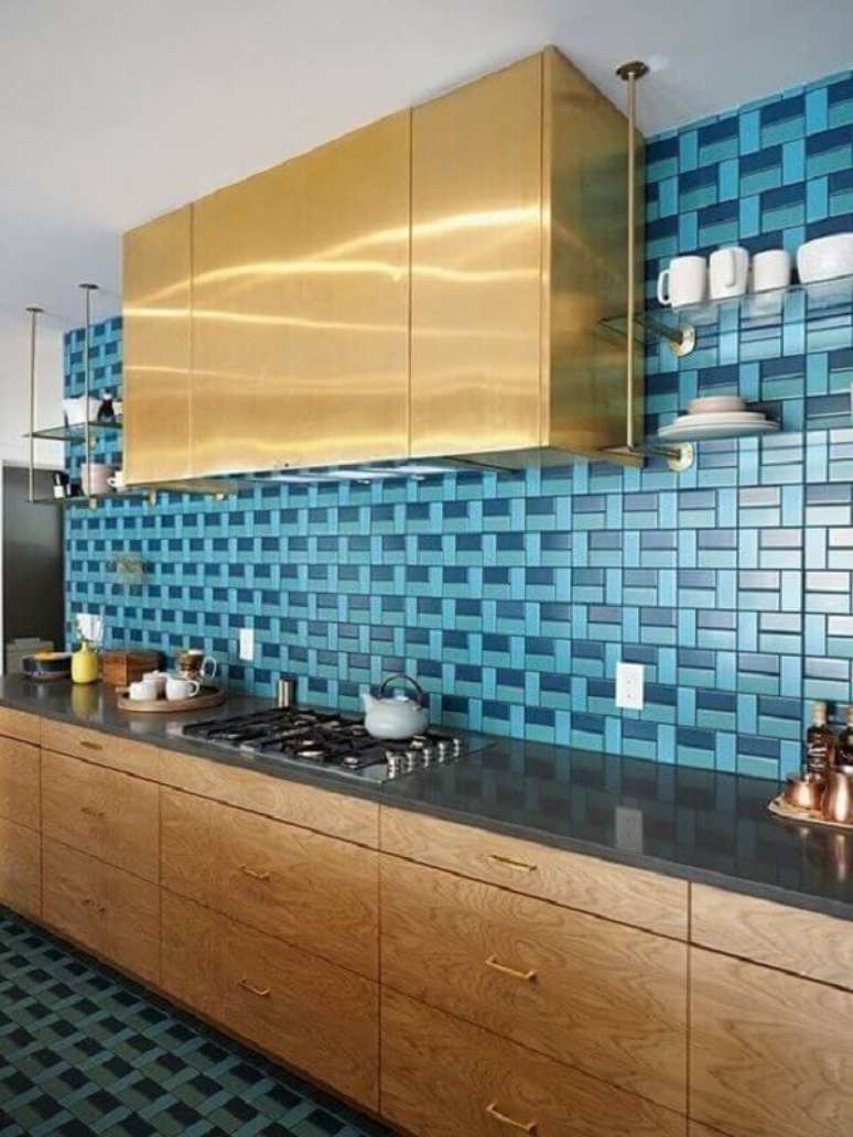 25. Cozinha com revestimento para parede em tons de azul – Via: Revista VD