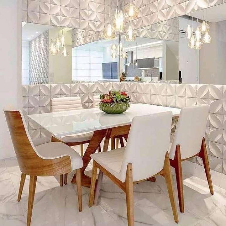 2. Sala de jantar branca sofisticada decorada com revestimento 3D e espelho de parede &ndash; Foto: habitissimo