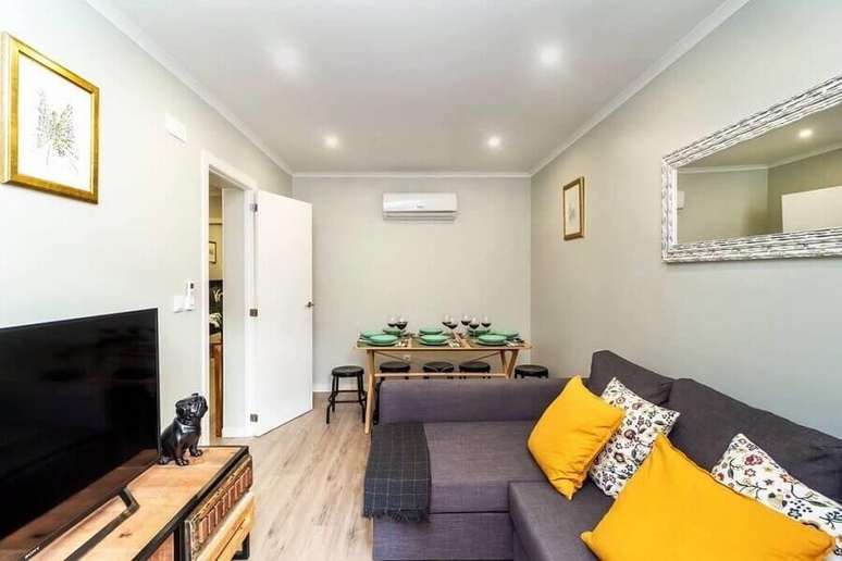 3. Sofá cinza para decoração de apartamento pequeno em cores claras – Foto: habitissimo