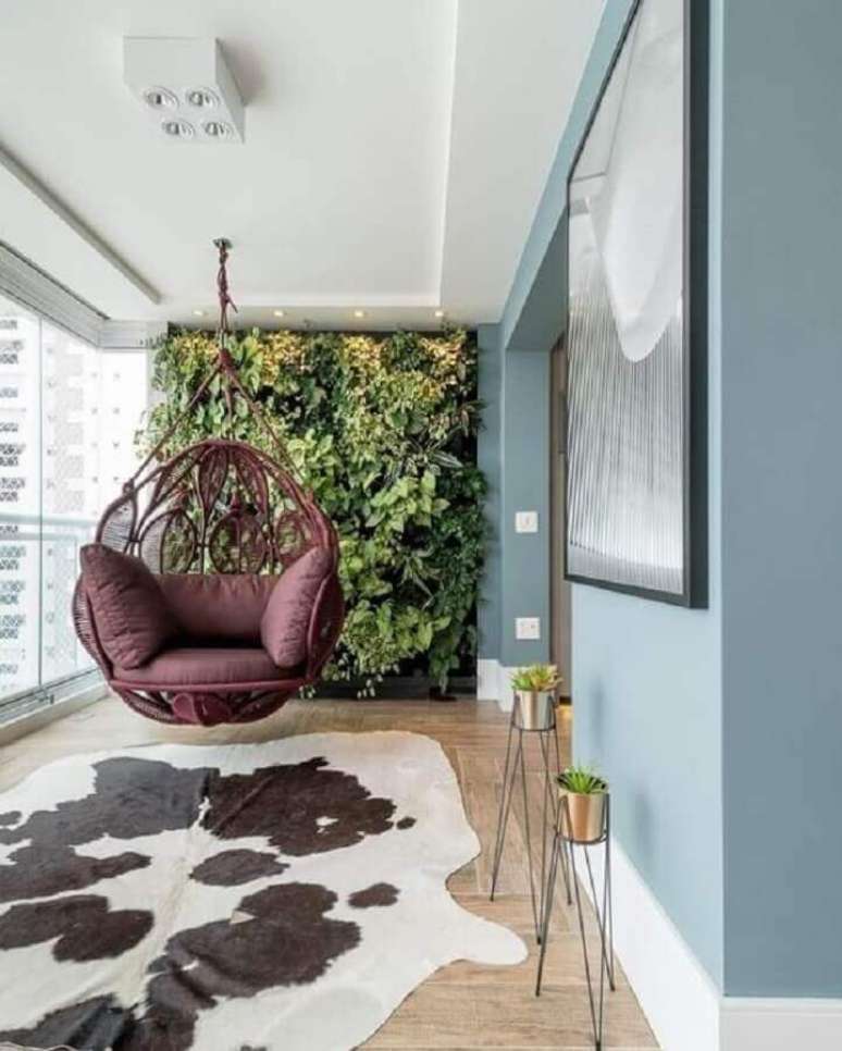 56. Decora&ccedil;&atilde;o de varanda de apartamento com jardim vertical e balan&ccedil;a suspensa &ndash; Foto: Pinterest